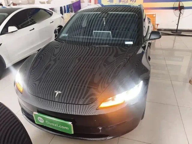 Tesla Model 3 — Фото автомобиля 2