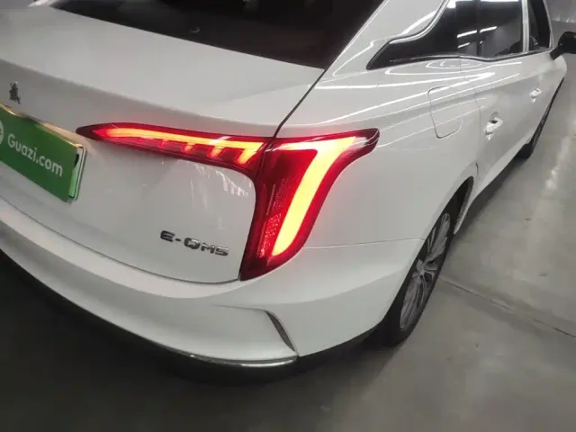 Hongqi E-QM5 — Фото автомобиля 7