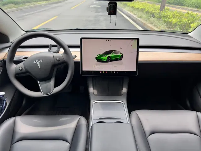 Tesla Model 3 — Фото автомобиля 6