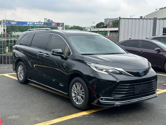Toyota Sienna — Фото автомобиля 3