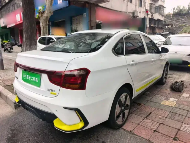 Dongfeng Fengshen E70 — Фото автомобиля 6