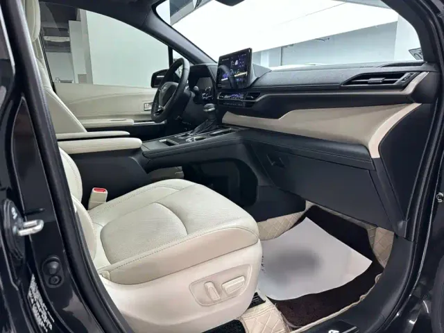 Toyota Sienna — Фото автомобиля 4