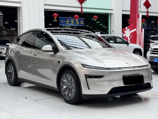 Tesla Model Y L — Фото автомобиля 3