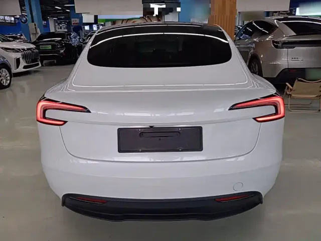 Tesla Model 3 — Фото автомобиля 5