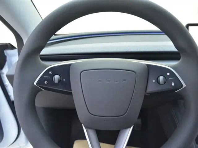 Tesla Model 3 — Фото автомобиля 5