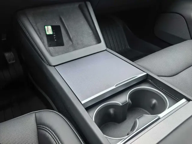 Tesla Model 3 — Фото автомобиля 8