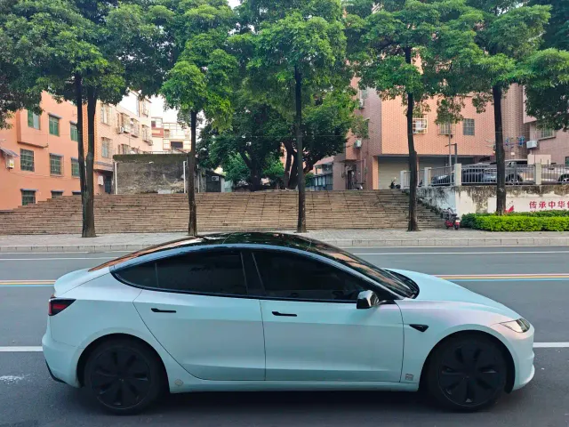 Tesla Model 3 — Фото автомобиля 6