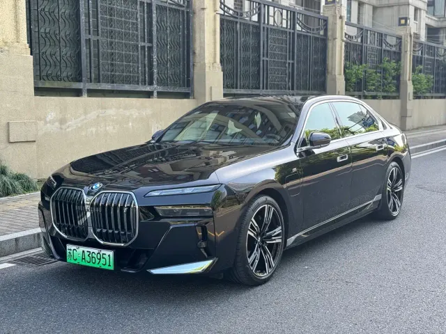 Фотография автомобиля — BMW i7