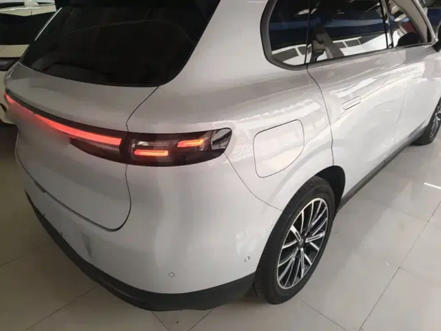 Leapmotor B10 — Фото автомобиля 7