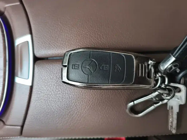 Mercedes-Benz E-Class — Фото автомобиля 11