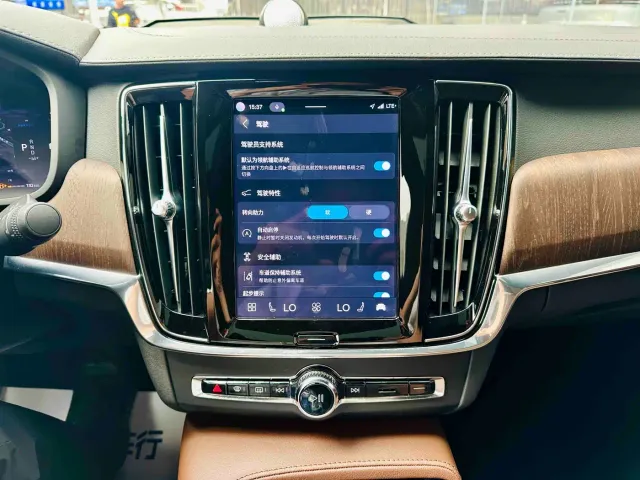 Volvo S90 — Фото автомобиля 12