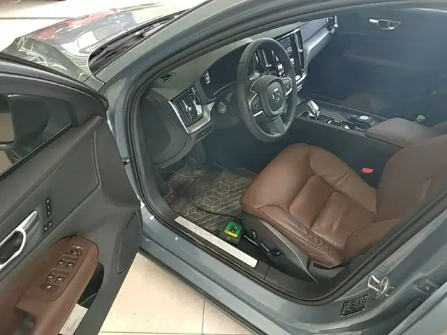 Volvo S60 — Фото автомобиля 11