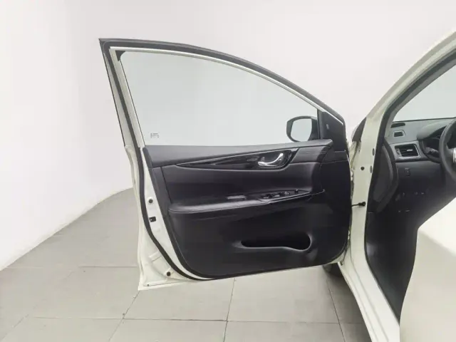 Nissan Tiida — Фото автомобиля 8