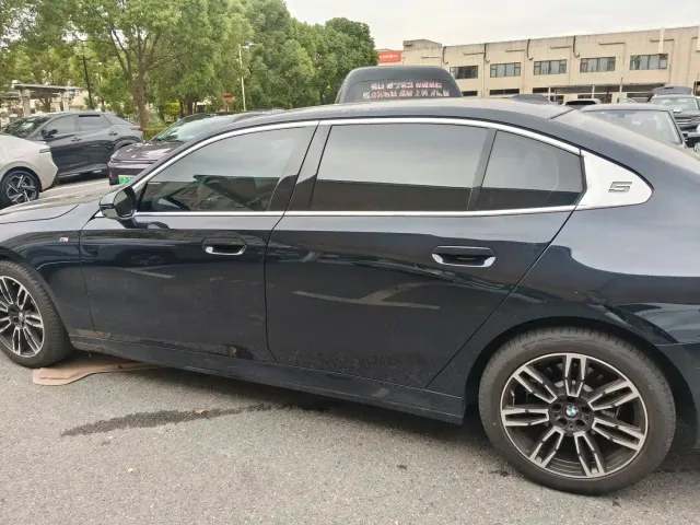 BMW 5 Series — Фото автомобиля 9