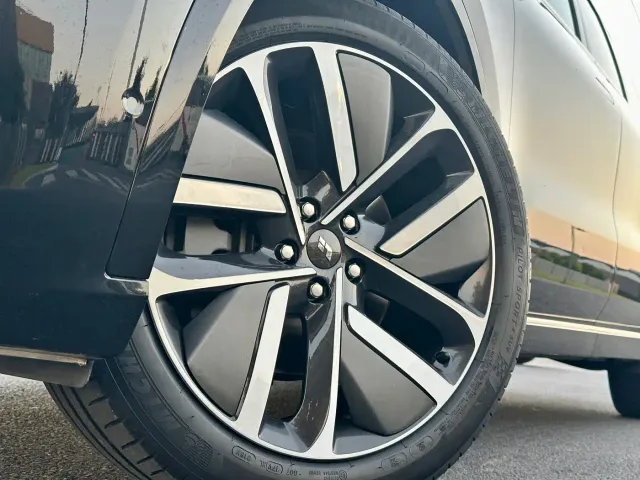 Li Auto L9 — Фото автомобиля 24
