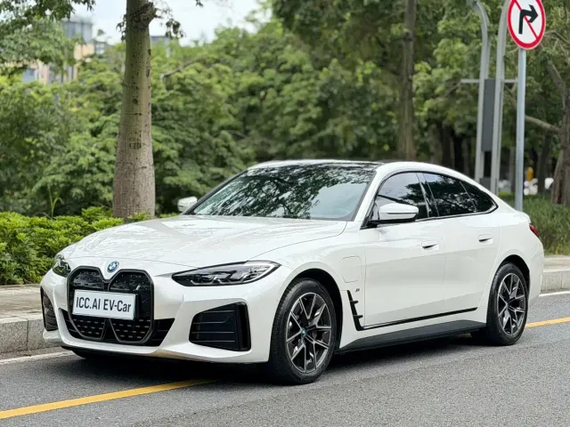 BMW i4 — Фото автомобиля 16