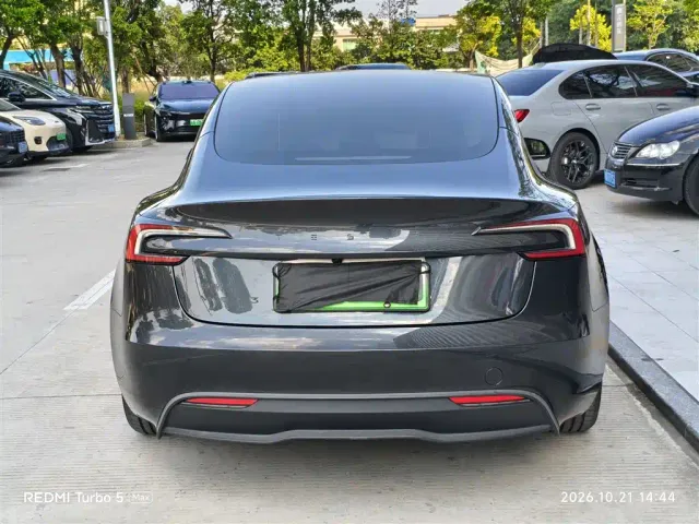 Tesla Model 3 — Фото автомобиля 8