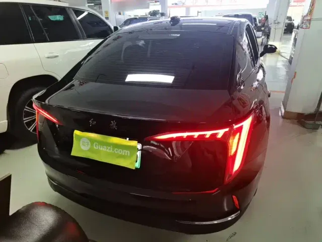 Hongqi E-QM5 — Фото автомобиля 5