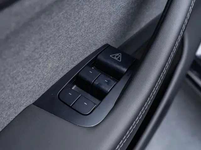 Tesla Model Y — Фото автомобиля 12