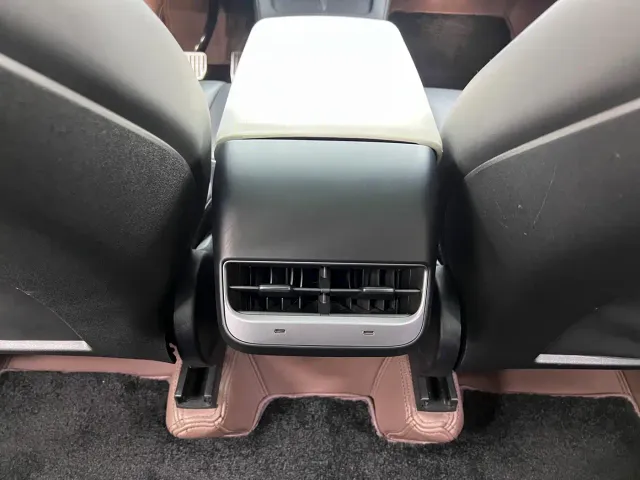 Tesla Model Y — Фото автомобиля 18