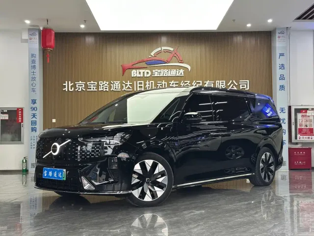 Фотография автомобиля — Volvo EM90
