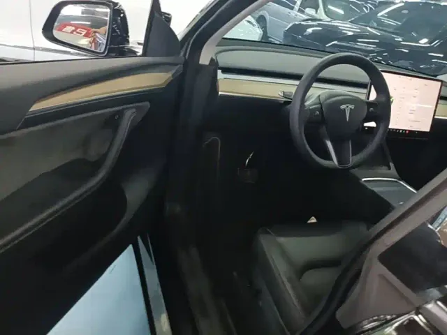 Tesla Model Y — Фото автомобиля 15