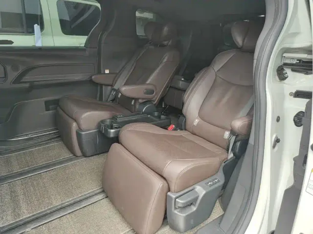 Toyota Sienna — Фото автомобиля 16