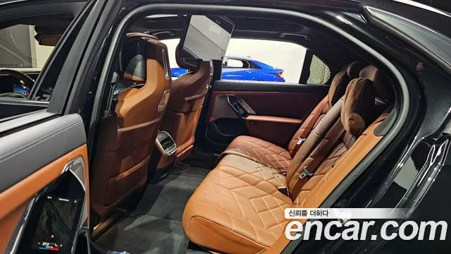BMW 7-Series 7 серия (G70) 740i xDrive M Sport — Фото автомобиля 12