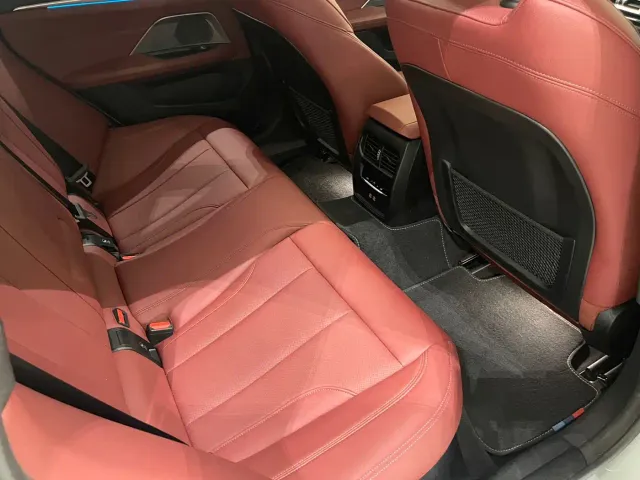BMW i4 — Фото автомобиля 10