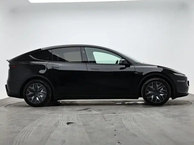 Tesla Model Y L — Фото автомобиля 5