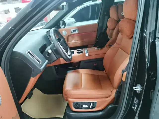 Li Auto L8 — Фото автомобиля 14