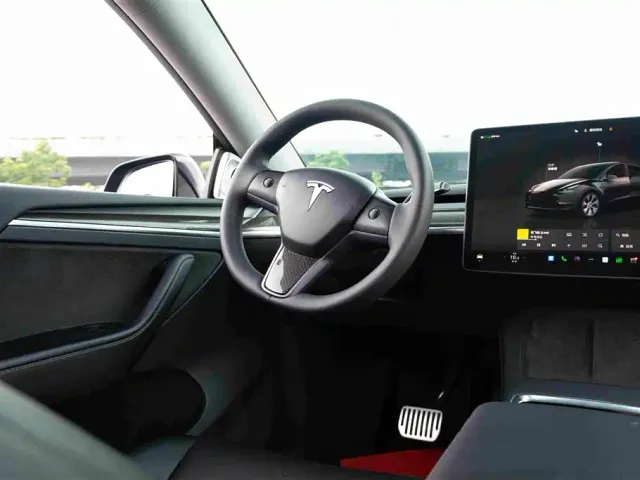 Tesla Model Y — Фото автомобиля 16