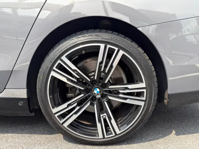 BMW i7 — Фото автомобиля 13