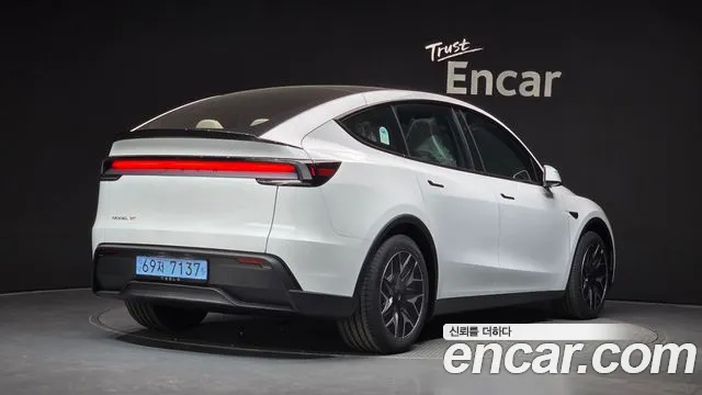 Tesla Model Y — Фото автомобиля 2