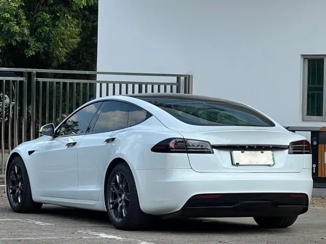 Tesla Model S — Фото автомобиля 6