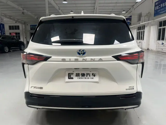 Toyota Sienna — Фото автомобиля 5