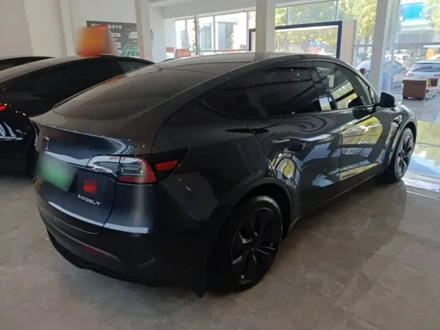 Tesla Model Y — Фото автомобиля 6