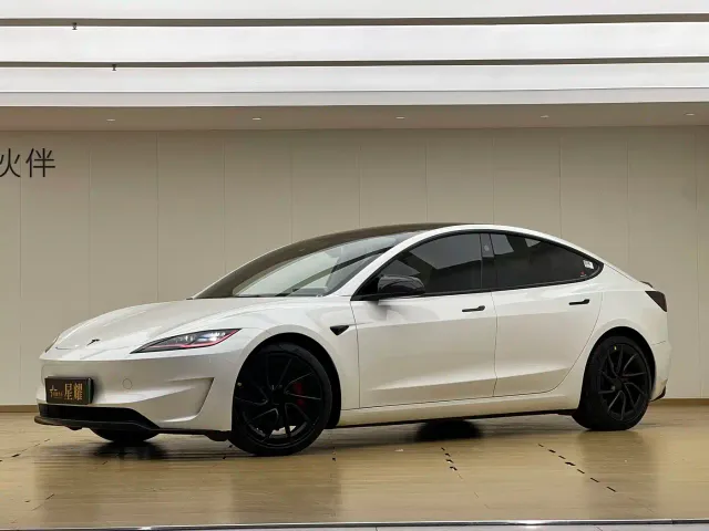 Фотография автомобиля — Tesla Model 3