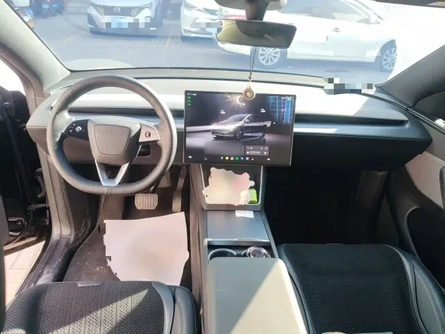 Tesla Model Y — Фото автомобиля 5