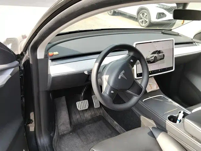 Tesla Model Y — Фото автомобиля 12