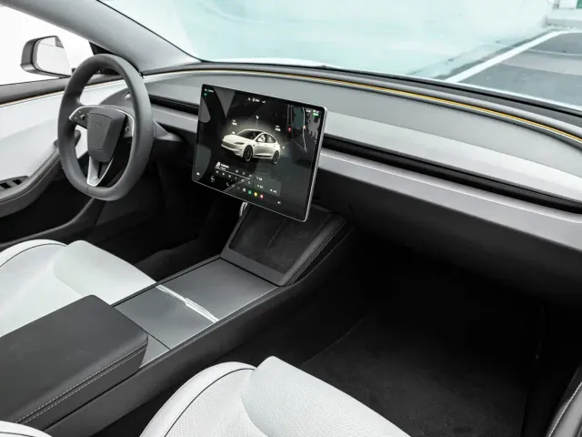 Tesla Model 3 — Фото автомобиля 6