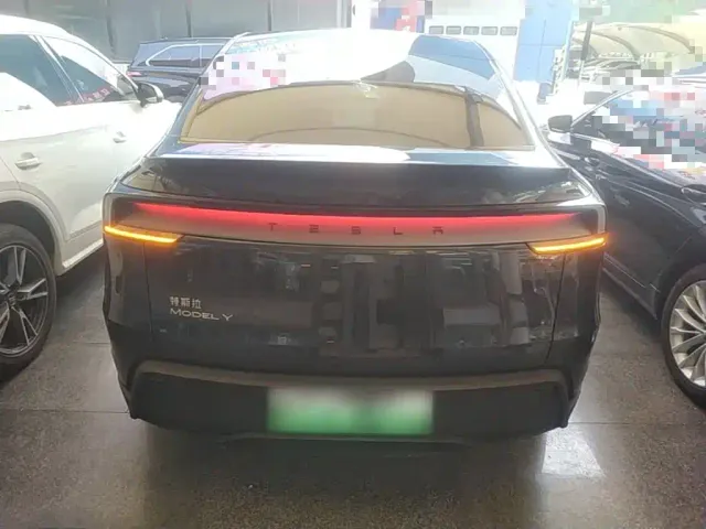Tesla Model Y — Фото автомобиля 5