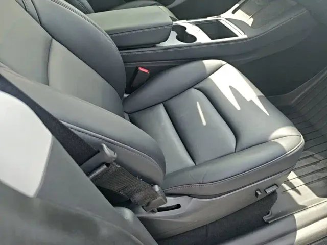 Tesla Model Y — Фото автомобиля 24