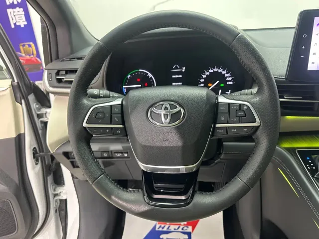 Toyota Sienna — Фото автомобиля 11