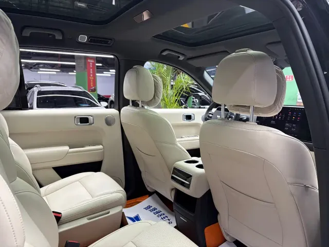 Li Auto L8 — Фото автомобиля 10