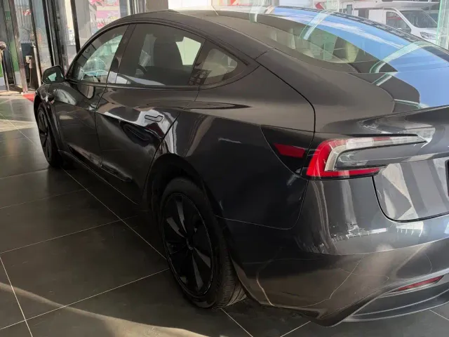 Tesla Model 3 — Фото автомобиля 4