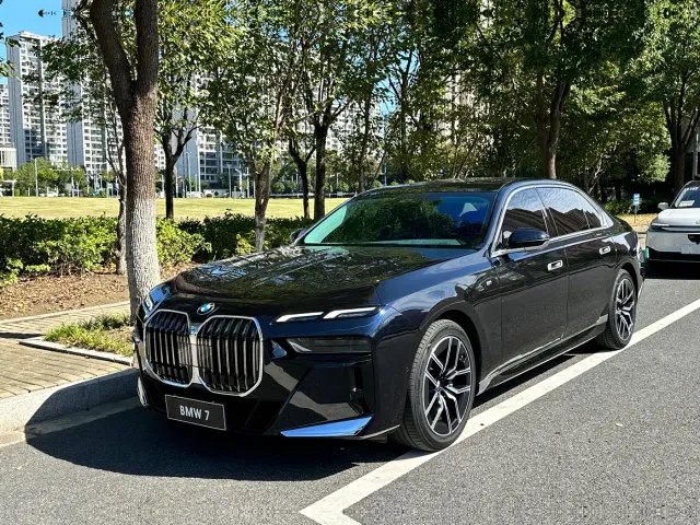 Фотография автомобиля — BMW 7 Series