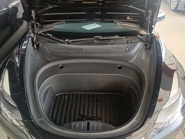 Tesla Model 3 — Фото автомобиля 19