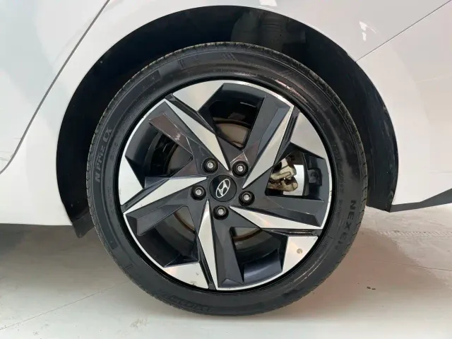 Hyundai Elantra — Фото автомобиля 23