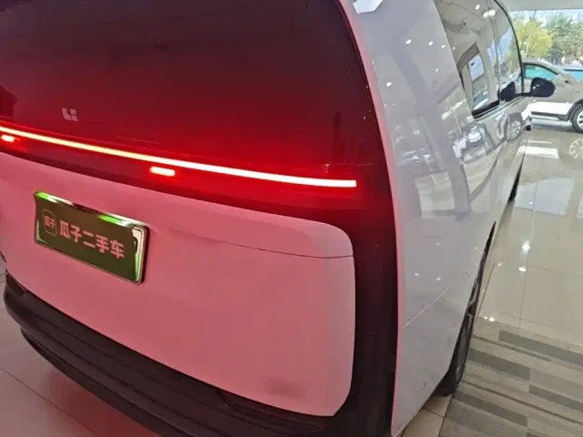 Li Auto MEGA — Фото автомобиля 7